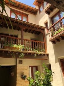 un edificio con balcone e piante sopra di Apart. Entrepatios a Toledo