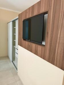 einen Flachbild-TV an der Wand in einem Zimmer in der Unterkunft KITNET 1001 Apart Hotel in Piracicaba
