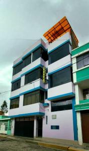 un edificio alto con azul y blanco en Hostal Los Pinos, en Huancayo