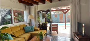 Televízia a/alebo spoločenská miestnosť v ubytovaní Casa Chic Lanzarote