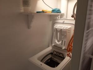 een wasmachine en droger in een kleine kamer bij Maison Jard-sur-Mer, 3 pièces, 5 personnes - FR-1-485-78 in Jard-sur-Mer