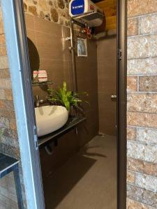 a bathroom with a sink and a toilet in it at Cau May Tam Dao - Venuestay in Tam Ðảo