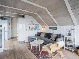 sala de estar con sofá y mesa en Holiday home Esbjerg V IV, en Esbjerg