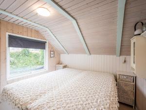 1 dormitorio en una casa pequeña con 1 cama en Holiday home Esbjerg V IV, en Esbjerg
