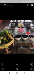 Baan Thara Guesthouse في شاطيء آونانغ: طاولة عليها أطباق من الفواكه والخضار
