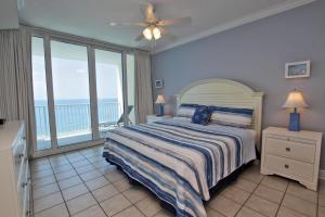 1 dormitorio con 1 cama y vistas al océano en San Carlos 1907 en Gulf Shores