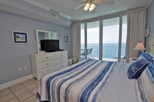 1 dormitorio con cama y vistas al océano en San Carlos 1907 en Gulf Shores