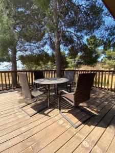 Un patio con una mesa y sillas en una terraza. en Omni Sancti Hotel Boutique & Polo Club, en Francisco Zarco 2 fotos más