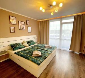 1 dormitorio con 1 cama grande y 2 toallas. en Große 3-Zimmer Wohnung, zentrale Lage. en Mülheim an der Ruhr
