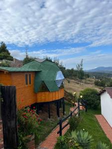 a house with a green roof on top of it at Benigno Mirador in Guatavita