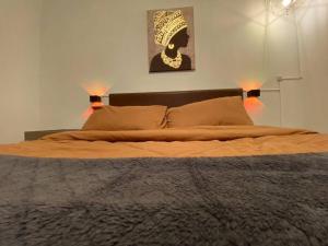 Tempat tidur dalam kamar di The Nearest Studio from MactanAirport with Disney+