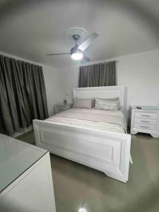 Ein Bett oder Betten in einem Zimmer der Unterkunft Residencial joyas d’ luxe lll