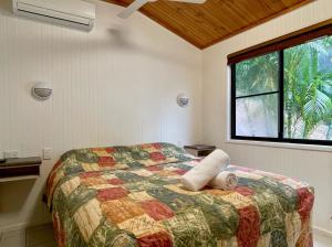 Schlafzimmer mit einem Bett und einem Fenster in der Unterkunft Big4 Port Douglas, Glengarry Holiday Park in Port Douglas