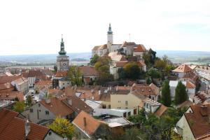 Nespecifikovaný výhled na destinaci Mikulov nebo výhled na město při pohledu z penzionu