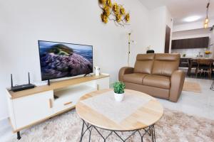 TV a/nebo společenská místnost v ubytování Sofea Suites @ Troika Kota Bharu #Wifi #Netflix