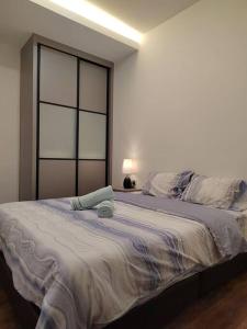 um quarto com uma cama grande e uma janela grande em H. S. Tang's Homestay J1 em Kuching
