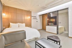 Un pat sau paturi într-o cameră la Gracias Hotel Gimhae