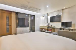 Gracias Hotel Gimhae的厨房或小厨房