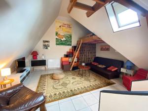 ein Wohnzimmer mit einem Sofa und einem Etagenbett in der Unterkunft Quiet duplex apartment in St Briac sur Mer in Saint-Briac-sur-Mer