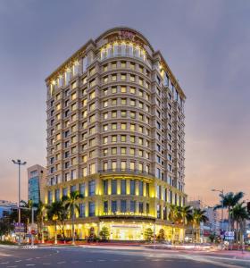 un gran edificio blanco con muchas ventanas en Minh Toan Galaxy Hotel, en Da Nang