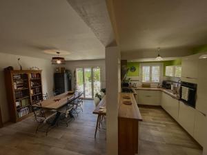 a kitchen and dining room with a table and chairs at Sublime Villa Climatisée Familiale avec Extérieurs Spacieux – Quartier Calme - FR-1-388-215 in Argelès-sur-Mer