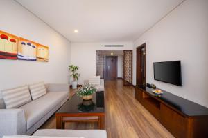 TV in/ali zabaviščno središče v nastanitvi Minh Toan Galaxy Hotel
