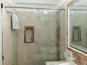 y baño con ducha acristalada y lavamanos. en Espectacular apartamento en Cali zona sur 3B, en Cali