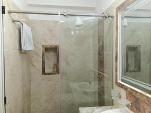 Bilik mandi di Espectacular apartamento en Cali zona sur 3B +26 gambar