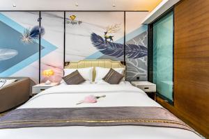 Ein Bett oder Betten in einem Zimmer der Unterkunft QingMan Apartment Guangzhou Zhujiang New Town East Railway Station Branch
