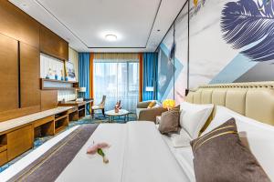 ein Hotelzimmer mit einem Bett und einem Schreibtisch in der Unterkunft QingMan Apartment Guangzhou Zhujiang New Town East Railway Station Branch in Guangzhou