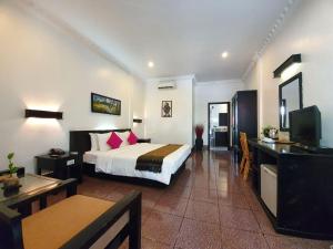 Habitación de hotel con cama y escritorio en The Oasis Harbor, en Siem Reap