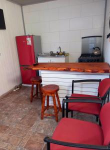 een keuken met een aanrecht en een rode koelkast bij Cabañas Aldea Patuca in Pelluhue
