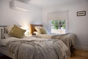 - une chambre avec 2 lits et une fenêtre dans l'établissement Readers Rest, à Clunes