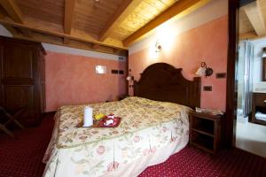 Rúm í herbergi á Hotel L' Aiglon