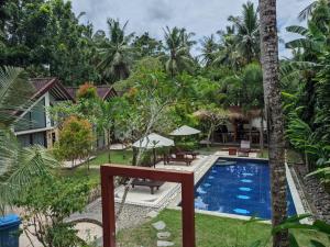 vista sulla piscina della villa di RaCottage Mandalika a Kuta Lombok