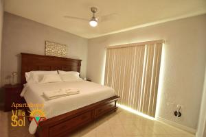 ein Schlafzimmer mit einem Bett und einem großen Fenster in der Unterkunft Villa Del Sol in Ixmiquilpan