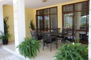 comedor con mesa y sillas en Villa Bakara, en Dubrovnik