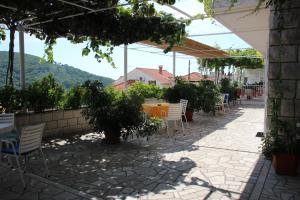 um pátio com uma mesa e cadeiras e uma montanha em Villa Bakara em Dubrovnik