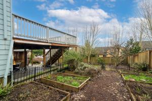 um quintal com um pátio e uma horta em A Taste Of Dundee em Dundee