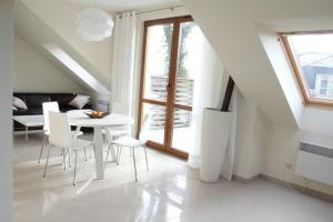 Televízia a/alebo spoločenská miestnosť v ubytovaní Apartament Morski