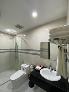 La salle de bains est pourvue de toilettes, d'un lavabo et d'une douche. dans l'établissement ĐTT Galaxy Tam Chúc, à Ðục Khê