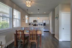 een keuken met een houten tafel en stoelen en een eetkamer bij Diggin It At The Beach Cottage Oyhut Bay Seaside Village in Ocean Shores