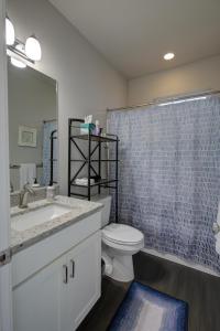 een badkamer met een wastafel, een toilet en een douche bij Diggin It At The Beach Cottage Oyhut Bay Seaside Village in Ocean Shores