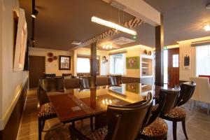 - une salle à manger avec une table et des chaises dans l'établissement Famille Omuro - Vacation STAY 98191, à Itō