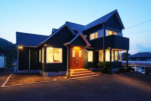 uma casa está a ser construída com as luzes acesas em Famille Omuro - Vacation STAY 98191 em Ito