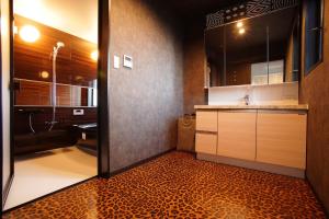ein Bad mit einem Waschbecken und einer Dusche in einem Zimmer in der Unterkunft Famille Omuro - Vacation STAY 98191 in Ito