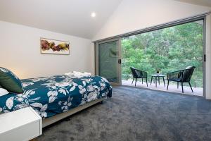 sypialnia z łóżkiem oraz balkon ze stołem i krzesłami w obiekcie Serenity Halls Gap 4A: Absolute NP Frontage w mieście Halls Gap