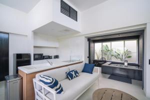 宮古島的住宿－Villa Conte，带沙发的客厅和厨房