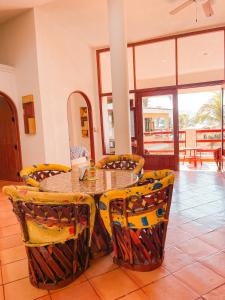 El Palmar Beach Tennis Resort في سان باتريسيو ميلاكي: غرفة طعام مع طاولة وكراسي