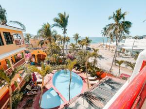 uma vista panorâmica de um resort com piscina e praia em El Palmar Beach Tennis Resort em San Patricio - Melaque